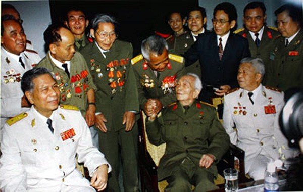 Đại tá Hoàng Đăng Vinh (người được Đại tướng Võ Nguyên Giáp bắt tay) trong một lần cùng đồng đội đến thăm Đại tướng. (Ảnh chụp lại).